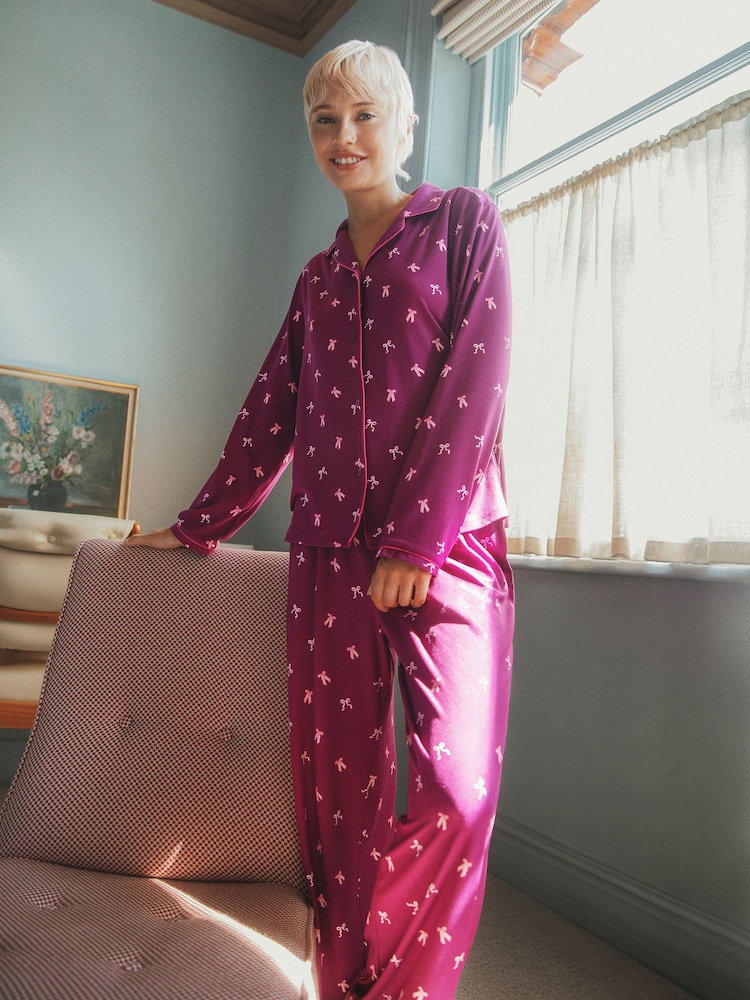 Urban Threads Ribbon Bow Print Long Button Up Pyjamas Set - Image 1 sur 5 Urban Threads Ribbon Bow Print Long Button Up Pyjamas Set - Image 1 sur 5