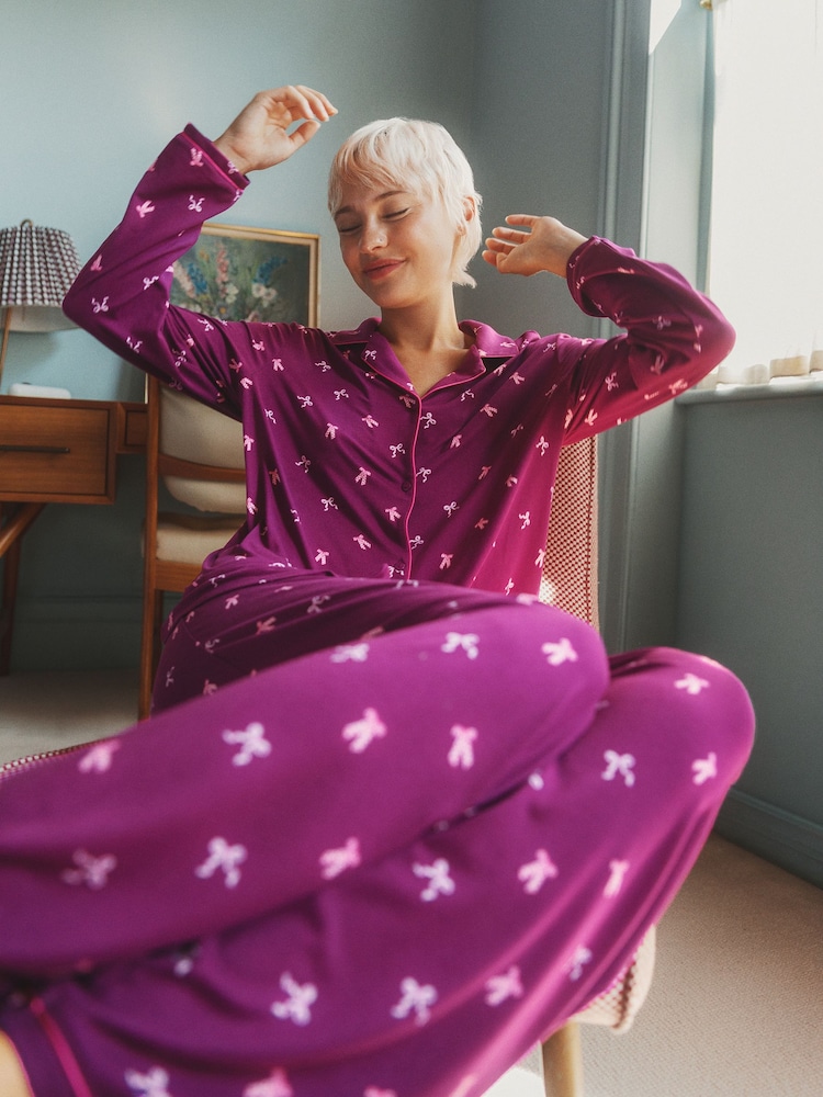Urban Threads Ribbon Bow Print Long Button Up Pyjamas Set - Image 2 sur 5 Urban Threads Ribbon Bow Print Long Button Up Pyjamas Set - Image 2 sur 5