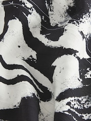 Monochrom/Wirbel - Kastiges, strukturiertes T-Shirt mit Raffung - Bild 7 von 7