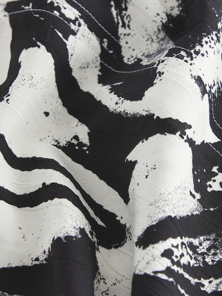 Monochrom/Wirbel - Kastiges, strukturiertes T-Shirt mit Raffung - Bild 7 von 7
