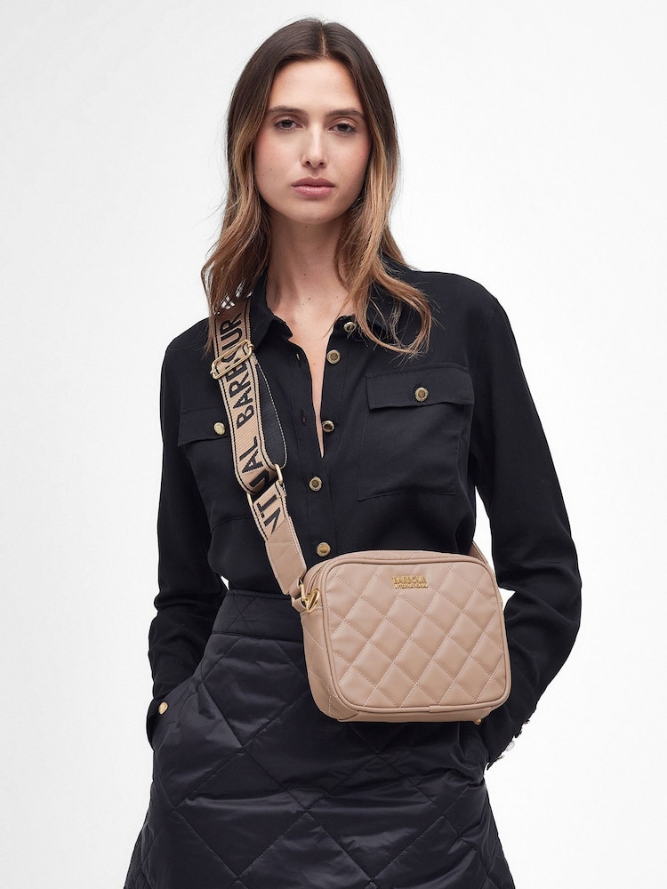 Licht beige - Barbour® International Sloane doorgestikte schoudertas met logo - Image 10 of 23