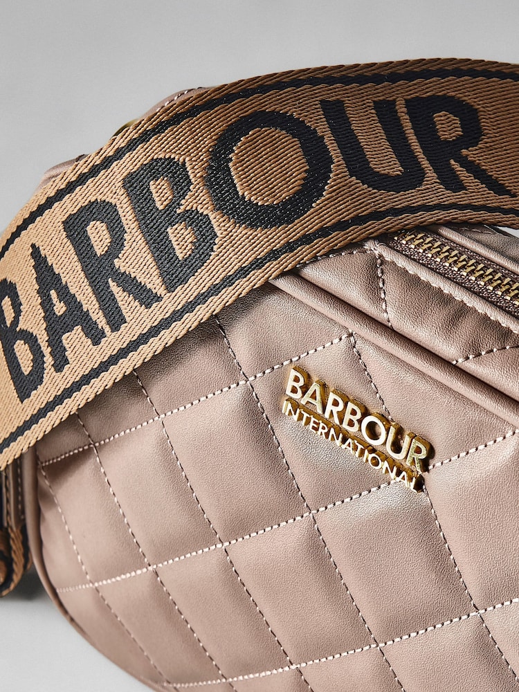 Licht beige - Barbour® International Sloane doorgestikte schoudertas met logo - Image 13 of 23