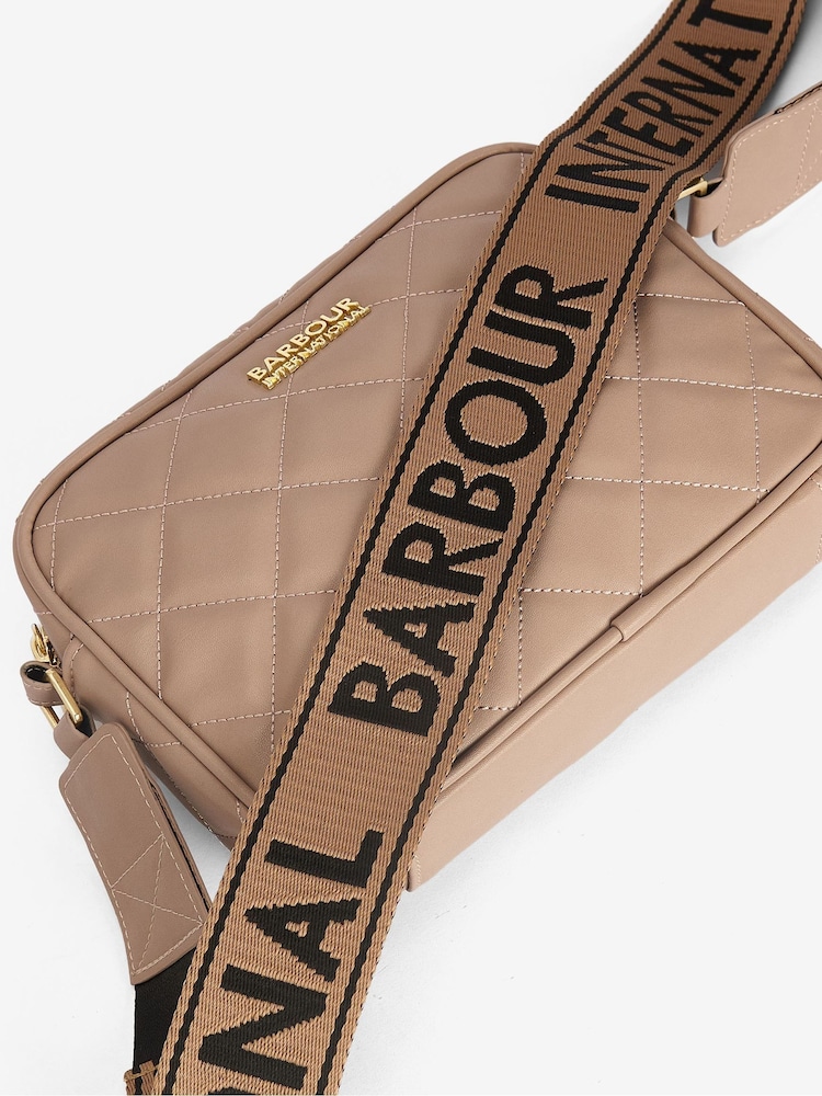 Licht beige - Barbour® International Sloane doorgestikte schoudertas met logo - Image 17 of 23
