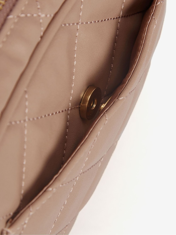 Licht beige - Barbour® International Sloane doorgestikte schoudertas met logo - Image 21 of 23