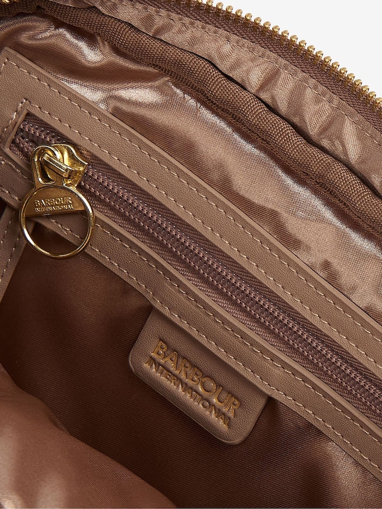 Licht beige - Barbour® International Sloane doorgestikte schoudertas met logo - Image 22 of 23