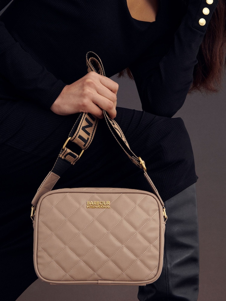 Licht beige - Barbour® International Sloane doorgestikte schoudertas met logo - Image 8 of 23