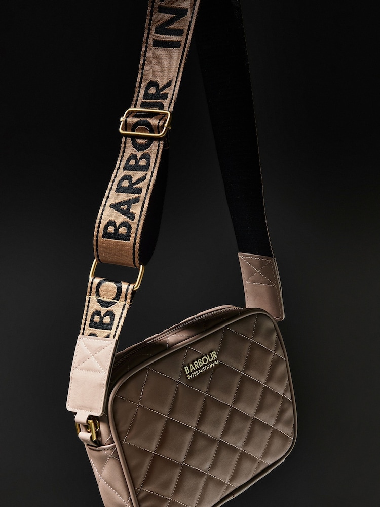 Licht beige - Barbour® International Sloane doorgestikte schoudertas met logo - Image 9 of 23