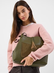 حقيبة كتف فضفاضة بحلية شرّابة من Accessorize - صورة 1 من 3