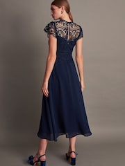 Синий - Кружевное платье миди Monsoon Monica - Изображение 2 из 5