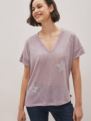 Flieder-Violett - T-Shirt in Leinenoptik mit V-Ausschnitt und Sternmotiv - Bild 1 von 5