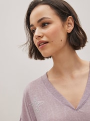 Flieder-Violett - T-Shirt in Leinenoptik mit V-Ausschnitt und Sternmotiv - Bild 2 von 5