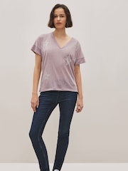 Flieder-Violett - T-Shirt in Leinenoptik mit V-Ausschnitt und Sternmotiv - Bild 5 von 5