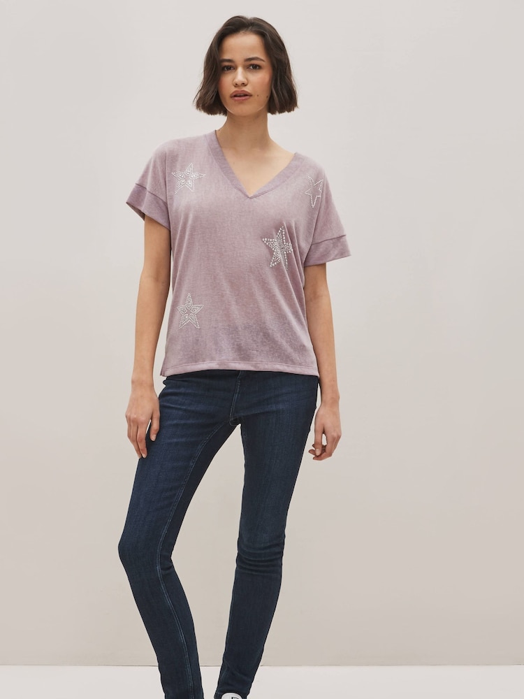 Flieder-Violett - T-Shirt in Leinenoptik mit V-Ausschnitt und Sternmotiv - Bild 5 von 5