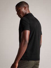 Schwarz - Ted Baker – Zeiter – weiches Polo-Shirt in schmaler Passform aus 100 % Baumwolle - Bild 5 von 5