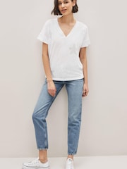 Weiß - T-Shirt in Leinenoptik mit V-Ausschnitt und Sternmotiv - Bild 2 von 6