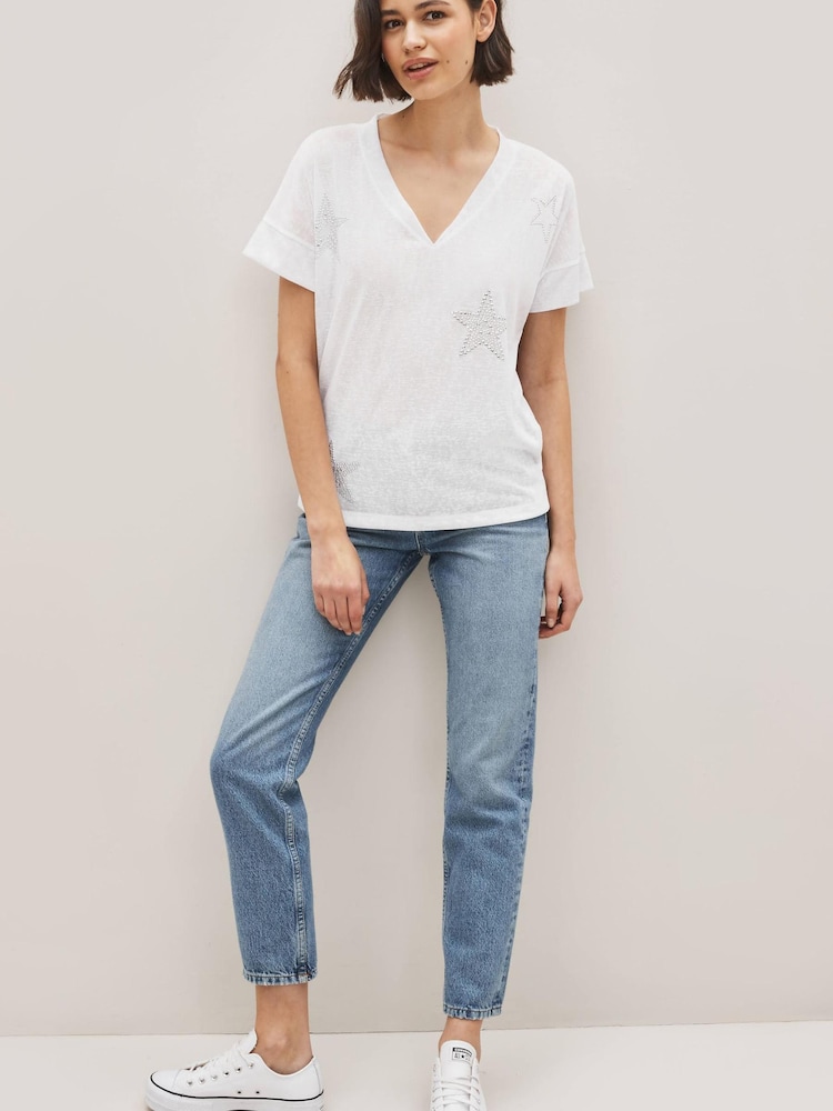 Weiß - T-Shirt in Leinenoptik mit V-Ausschnitt und Sternmotiv - Bild 2 von 6