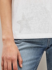 Weiß - T-Shirt in Leinenoptik mit V-Ausschnitt und Sternmotiv - Bild 5 von 6