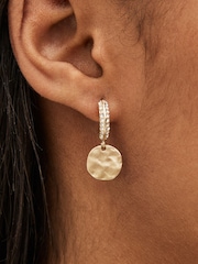 Tonalité d'or - Boucles d’oreilles créoles à pièces de monnaie tombantes - Image 2 de 3