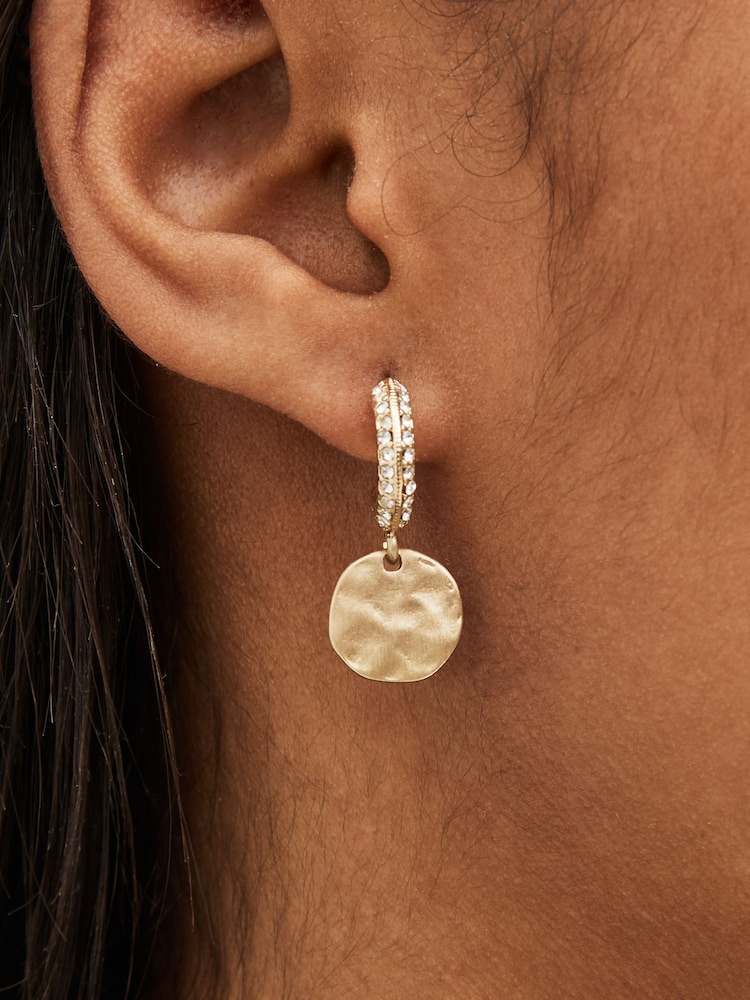 Tono dorado - Aros con pavé largo tipo moneda repujada - Imagen 2 de 3 Tono dorado - Aros con pavé largo tipo moneda repujada - Imagen 2 de 3