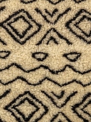 Danish Designs Neutral Fleece Geometric Deep Duvet Dog Bed - Image 4 of 4