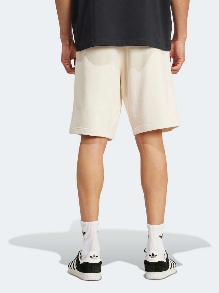 Белый - Шорты из 100% хлопка с логотипом-трилистником adidas Orignal Essentials - Изображение 2 из 5