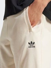 Белый - Шорты из 100% хлопка с логотипом-трилистником adidas Orignal Essentials - Изображение 3 из 5