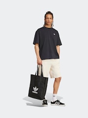 Белый - Шорты из 100% хлопка с логотипом-трилистником adidas Orignal Essentials - Изображение 4 из 5