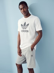 Gris - Pantalones cortos básicos de algodón 100 % con diseño de trébol de Adidas Original - Imagen 1 de 13