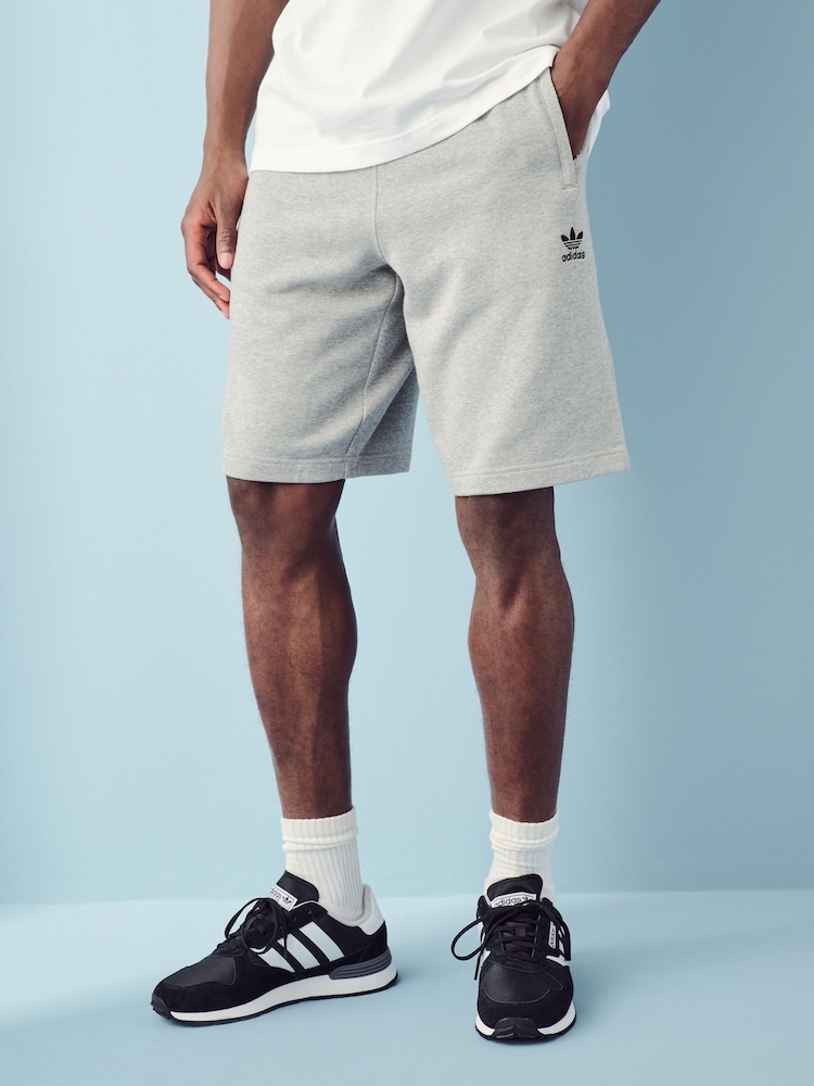 Gris - Pantalones cortos básicos de algodón 100 % con diseño de trébol de Adidas Original - Imagen 2 de 13