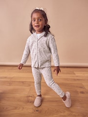 وردي زهور - طقم من رداء علوي بأزرار وأكمام طويلة وبنطلون ضيق بنسيج مضلع (3 شهور-7 سنوات) - صورة 1 من 7