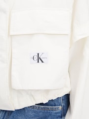 Kurtka Calvin Klein Jeans w stylu utility z marszczonym dołem, w kolorze białym - Obraz 3 z 7
