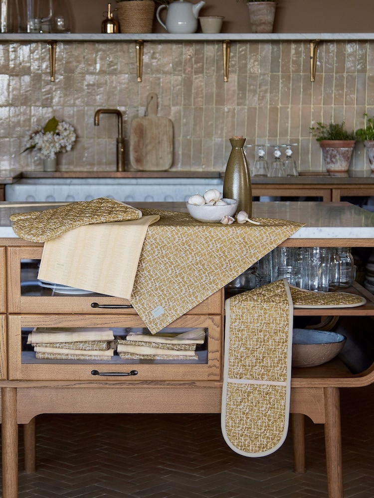 ABIGAIL AHERN x MURMUR Warm Ochre Camille 100% Cotton Double Oven Gloves - Image 2 of 3