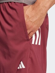 أحمر داكن - شورت Own The Run من adidas  - صورة 4 من 6