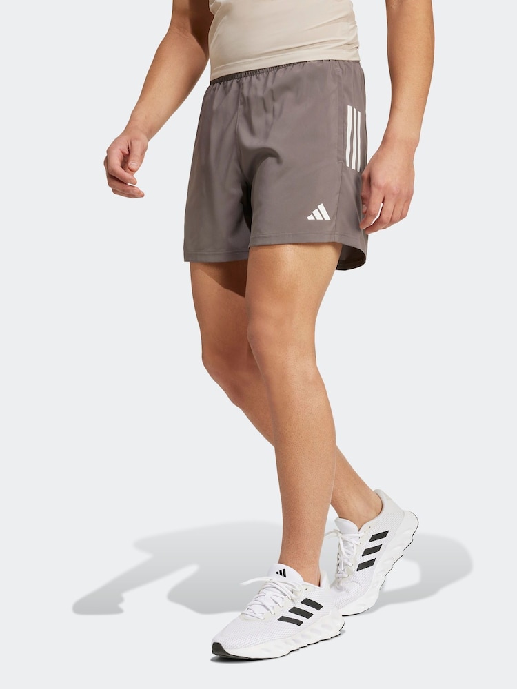 بني - شورت Own The Run من adidas  - صورة 1 من 6
