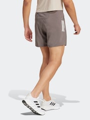 بني - شورت Own The Run من adidas  - صورة 2 من 6