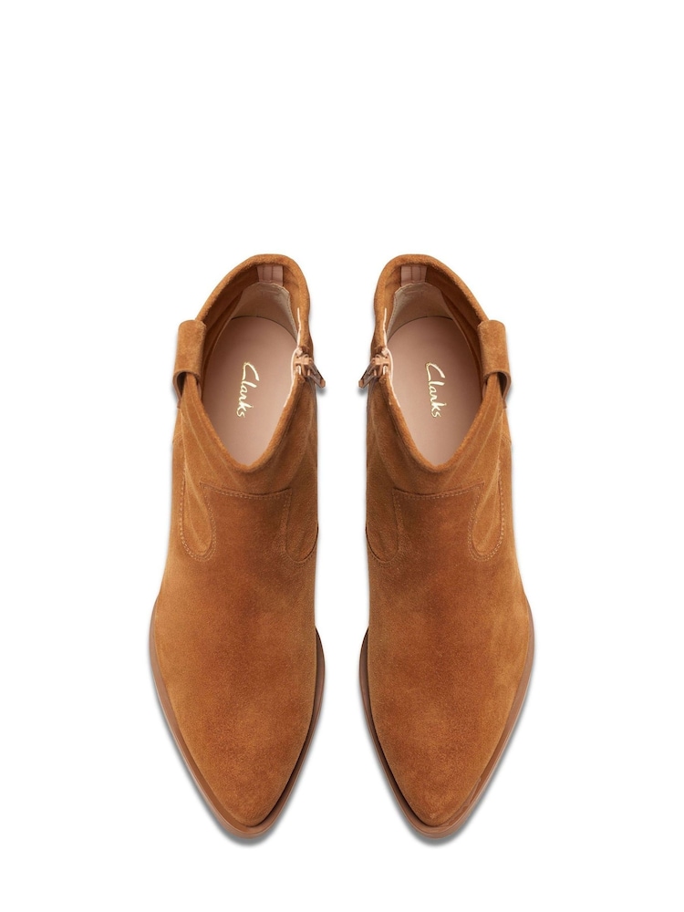 Braun - Clarks Elder Rae Stiefel aus Veloursleder im Western-Stil - Bild 7 von 7 Braun - Clarks Elder Rae Stiefel aus Veloursleder im Western-Stil - Bild 7 von 7