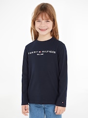 تيشرت أساسي قطن 100% مزين بشعار وبكُم طويل للبنات من Tommy Hilfiger - صورة 1 من 8