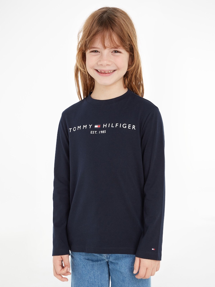 تيشرت أساسي قطن 100% مزين بشعار وبكُم طويل للبنات من Tommy Hilfiger - صورة 1 من 8