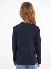 تيشرت أساسي قطن 100% مزين بشعار وبكُم طويل للبنات من Tommy Hilfiger - صورة 2 من 8