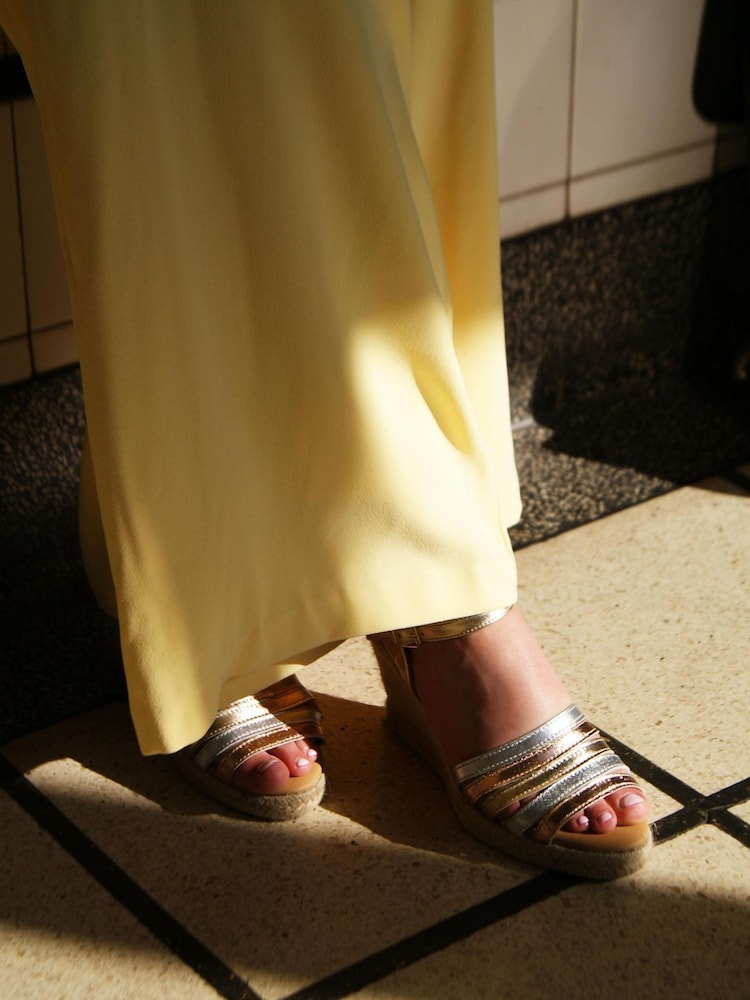 Zapatos de tacón con cuña de rafia dorada de Jones Bootmaker - Imagen 2 de 8 Zapatos de tacón con cuña de rafia dorada de Jones Bootmaker - Imagen 2 de 8