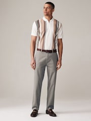 Gris - Corte recto - Pantalones chinos de tacto suave con cinturón - Imagen 2 de 10