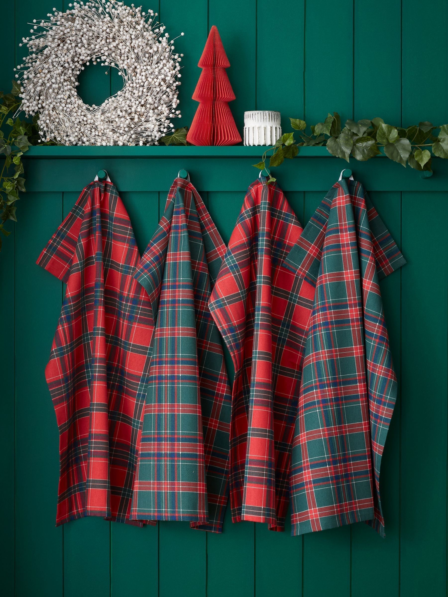 Catherine Lansfield Christmas Tartan Check Kitchen Tea Towel Pack Of 4 - Red / Green - 50x70cm - Image 3