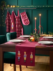 Camino de mesa de algodón con diseño de Cascanueces de Catherine Lansfield para Navidad - Imagen 1 de 2