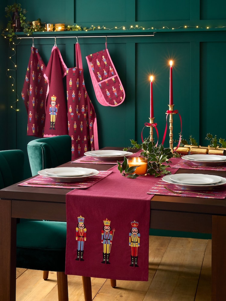 Camino de mesa de algodón con diseño de Cascanueces de Catherine Lansfield para Navidad - Imagen 1 de 2 Camino de mesa de algodón con diseño de Cascanueces de Catherine Lansfield para Navidad - Imagen 1 de 2