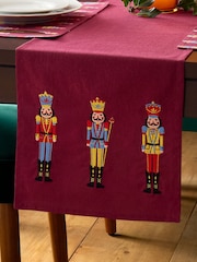 Camino de mesa de algodón con diseño de Cascanueces de Catherine Lansfield para Navidad - Imagen 2 de 2