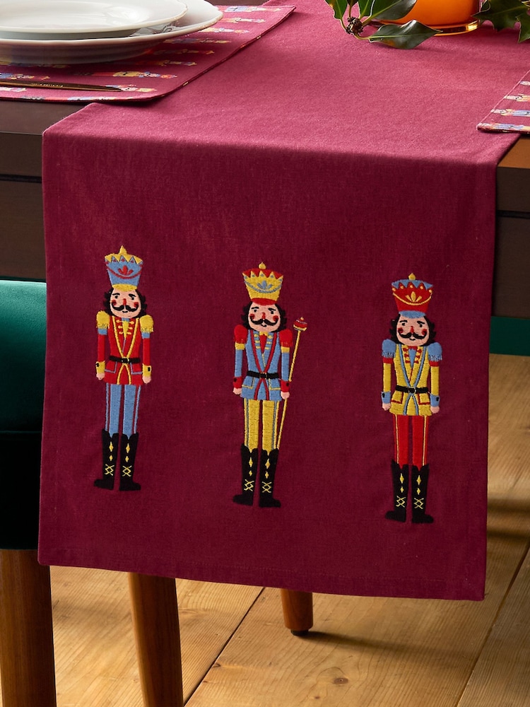 Camino de mesa de algodón con diseño de Cascanueces de Catherine Lansfield para Navidad - Imagen 2 de 2 Camino de mesa de algodón con diseño de Cascanueces de Catherine Lansfield para Navidad - Imagen 2 de 2