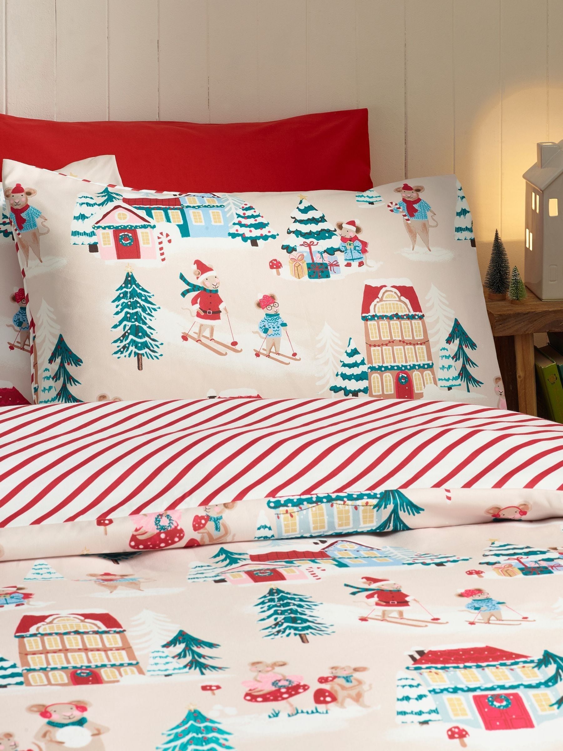 B&Q -  Christmas Mouse Town Reversible King Duvet Cover Set With Pillowcases Natural - Image 13