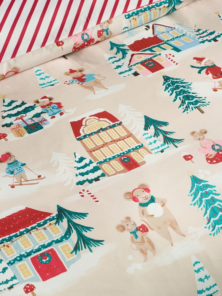 Catherine Lansfield wendbares Bettbezug- und Kissenbezug-Set mit Weihnachten Mouse Town Motiv - Bild 4 von 4 Catherine Lansfield wendbares Bettbezug- und Kissenbezug-Set mit Weihnachten Mouse Town Motiv - Bild 4 von 4