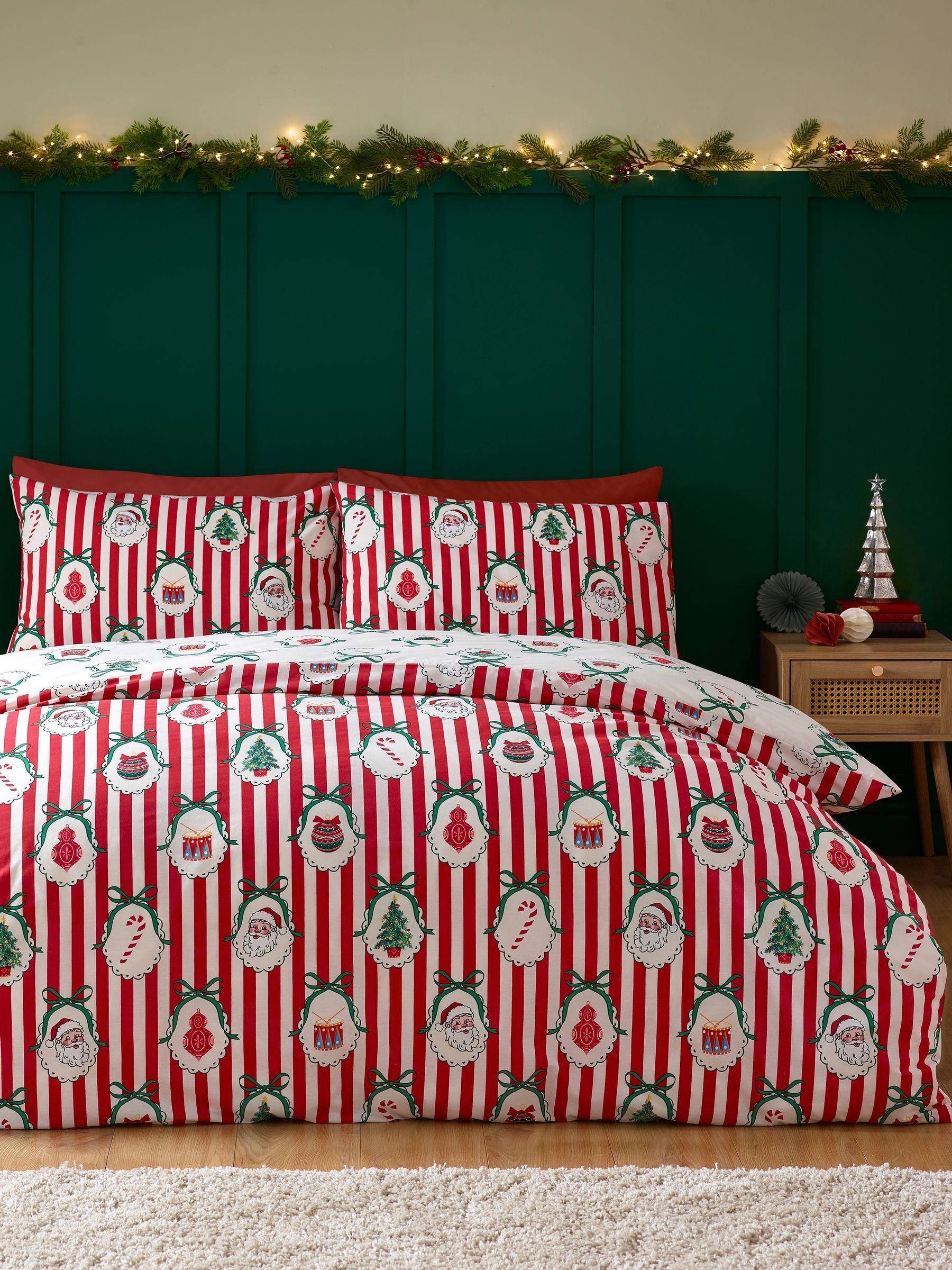 Catherine Lansfield Unisex Red Christmas Vintage Stripe Duvet Cover Set In | Size: King - Image 8