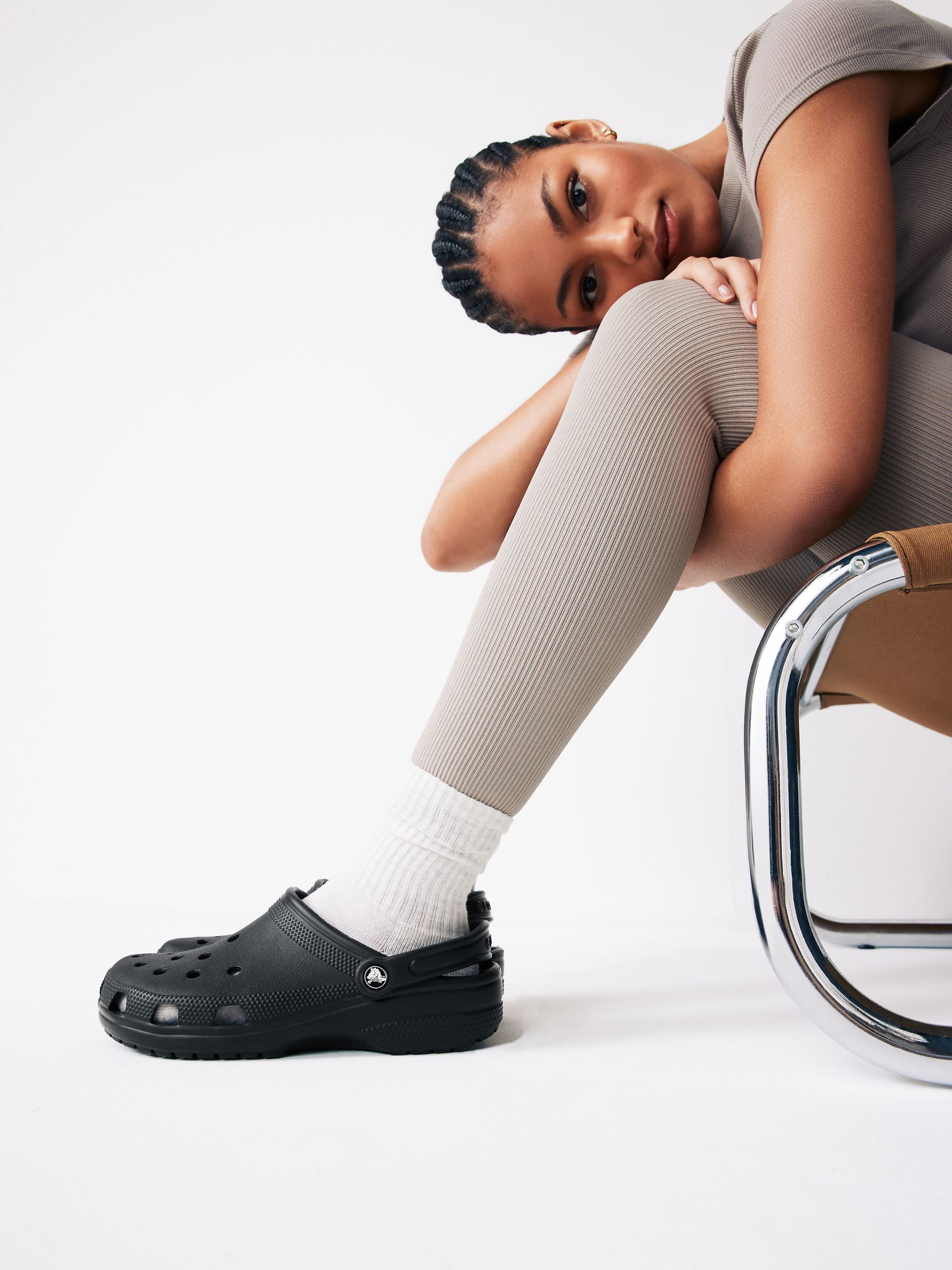 Next：日本 ブラック - Crocs 大人用 クラシック クロッグ from Next Japan